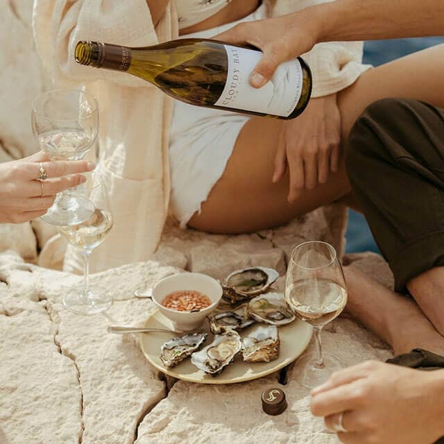 Vérifié Surround yourself with people who love food and wine just as much as you do. ⁣